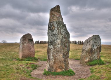 Kaseberga 'da Ales Stenar' ın Yüzüğü Bulutlu Bir Yaz Günü 'nde Mezar Kazıyor