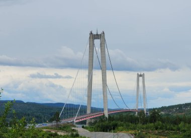 Bulutlu bir yaz gününde, Angermanalven Üzerine Askı Köprüsü Hoga Kustenbron