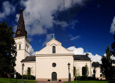 Karlstad 'ın Domkyrka Katedrali Güneşli bir yaz gününde Gökyüzünde bulutlar