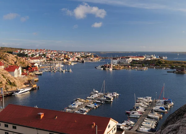 Dumanlı bir yaz gününde gökyüzünde bulutlar olan Smogen Köprüsü 'nden Archipelago' ya ve Kungshamn 'a