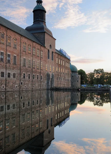 Vadstena城堡在黄昏的护城河中倒映在阳光明媚的夏日 天空中笼罩着一些云彩 — 图库照片