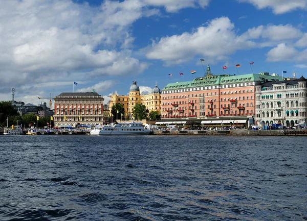 在阳光明媚 天空阴云密布的夏日 从长袜到斯德哥尔摩的斯特罗姆凯安 — 图库照片