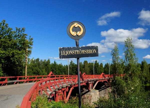 Röd Träbro Lejonstromsbron Skellefteå Solig Sommardag Med Klarblå Himmel — Stockfoto