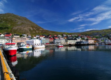 Güneşli bir yaz günü, açık mavi gökyüzü ve birkaç bulutla Mageroya adasında denizden Honningsvag 'a manzara