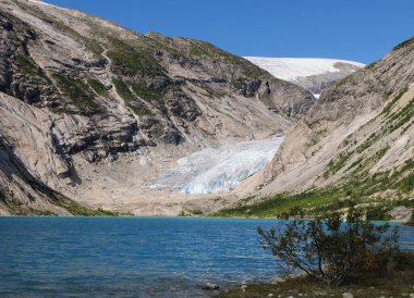 Güneşli bir yaz gününde, Nigardsbrevatnet Gölü 'nden Jostedalsbreen Ulusal Parkı' ndaki Buzul Nigardsbreen 'e