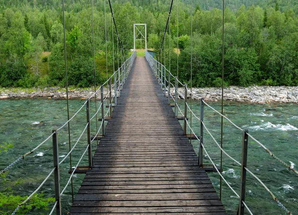 Crossing Wooden Pedestrian Suspension Bridge River Ranaelva Rana Norway Een — Stockfoto