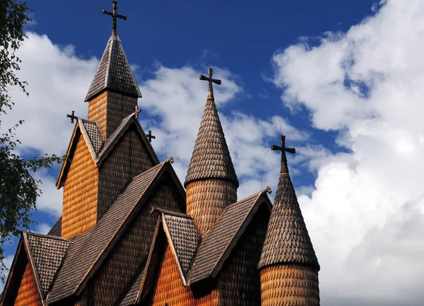 Höga Uppstigande Torn Norges Största Stavkyrka Heddal Solig Sommardag Med — Stockfoto