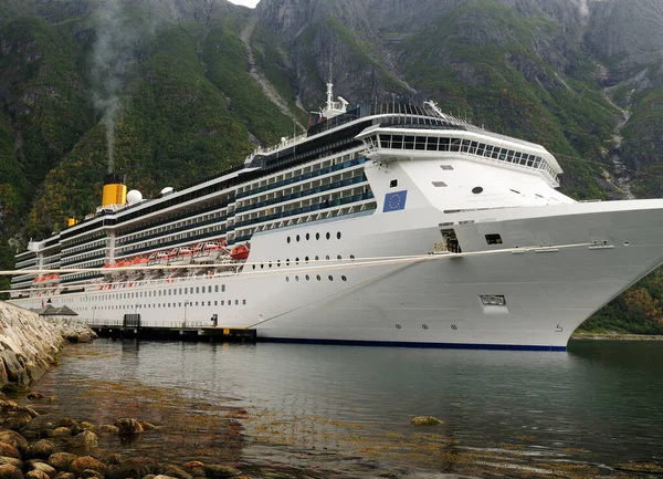 Großes Kreuzfahrtschiff Ankert Einem Bewölkten Sommertag Eidfjord — Stockfoto