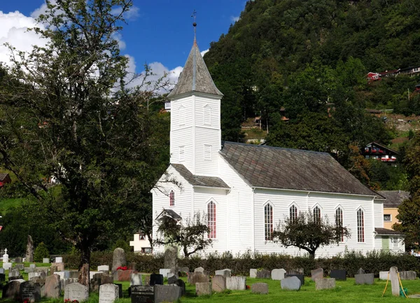 Vit Träkyrka Med Kyrkogård Förgrunden Oystese Omgiven Stora Berg Solig — Stockfoto