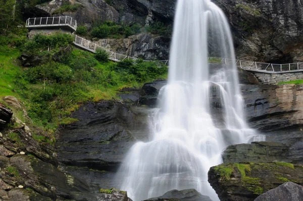 Régóta Kitéve Steindalsfossen Falls Fosselva Folyó Norvégiában Egy Napsütéses Nyári — Stock Fotó