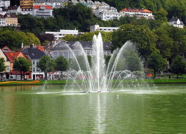 Fonte Água Lago Lungegardsvannet Lille Bergen Dia Ensolarado Verão Com — Fotografia de Stock