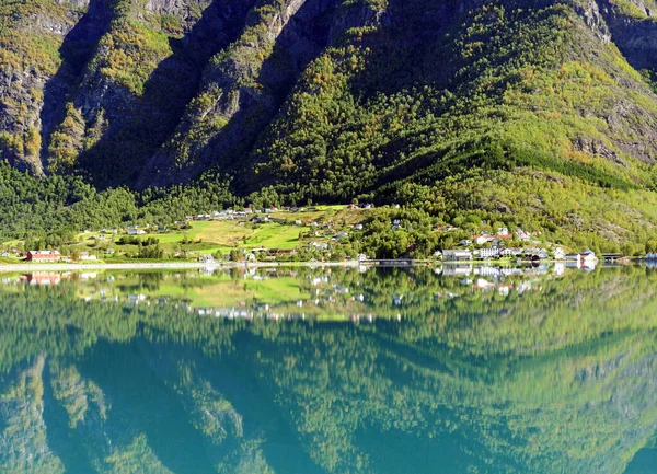 Góry Odzwierciedlające Spokojnej Wodzie Dalsfjord Pobliżu Skjolden Słoneczny Letni Dzień — Zdjęcie stockowe