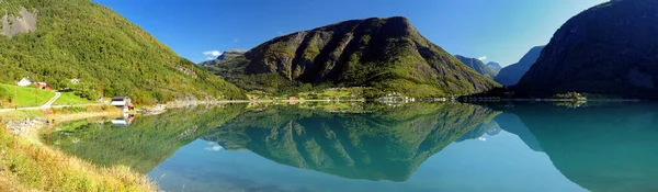 Panorama Delle Montagne Che Riflettono Nell Acqua Calma Del Dalsfjord — Foto Stock