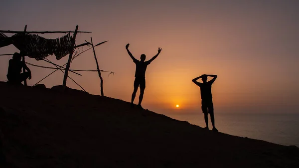 Silhuetas Amigos Pulando Uma Praia Pôr Sol — Fotografia de Stock