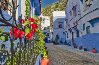Chefchaouen mavi şehirde meydanın güzel görünümü. Fas mavi inci