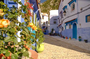 Chefchaouen mavi şehirde meydanın güzel görünümü. Fas mavi inci