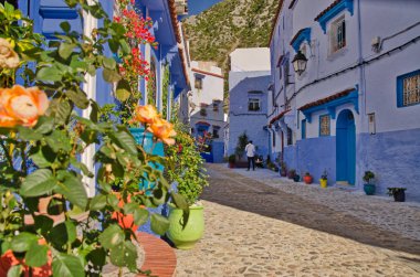 Chefchaouen mavi şehirde meydanın güzel görünümü. Fas mavi inci