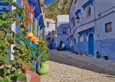 Chefchaouen mavi şehirde meydanın güzel görünümü. Fas mavi inci