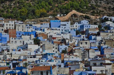 Bir caminin minaresi, chefchaouen mavi evler Medine arasında dar şerit
