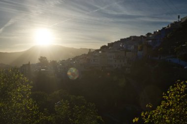 Chefchaouen gün batımında panoramik manzara Chefchaouen kuzeybatı Fas'ta bir şehirdir. Chefchaouen mavi tonlarında binaları için dikkat çekiyor