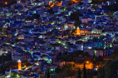 Chefchaouen gün batımında panoramik manzara Chefchaouen kuzeybatı Fas'ta bir şehirdir. Chefchaouen mavi tonlarında binaları için dikkat çekiyor.