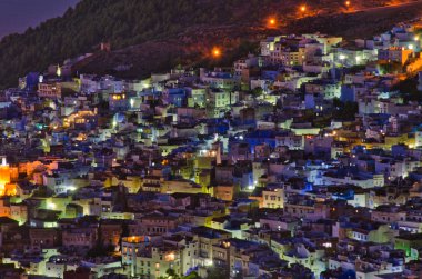 Chefchaouen gün batımında panoramik manzara Chefchaouen kuzeybatı Fas'ta bir şehirdir. Chefchaouen mavi tonlarında binaları için dikkat çekiyor.