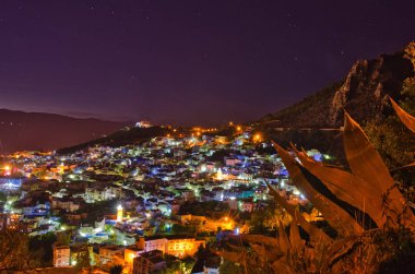 Chefchaouen gün batımında panoramik manzara Chefchaouen kuzeybatı Fas'ta bir şehirdir. Chefchaouen mavi tonlarında binaları için dikkat çekiyor.