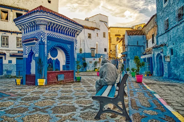 Hombre Encapuchado Sentado Coloridos Escalones Históricos Del Pueblo Chefchaouen Marruecos — Foto de Stock