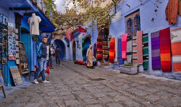 Hombre Encapuchado Sentado Coloridos Escalones Históricos Del Pueblo Chefchaouen Marruecos —  Fotos de Stock