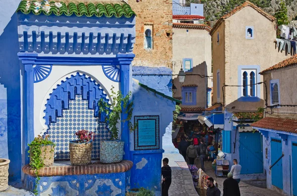 美丽的广场景色 在蓝色城市Chefchaouen 摩洛哥的蓝色明珠 — 图库照片