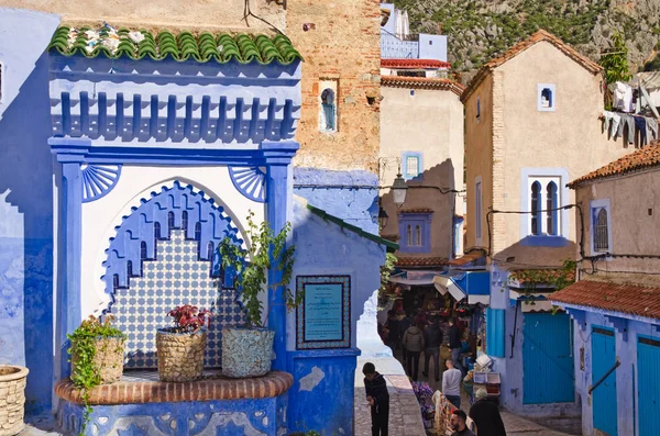 美丽的广场景色 在蓝色城市Chefchaouen 摩洛哥的蓝色明珠 — 图库照片