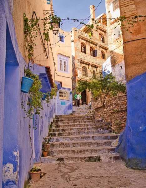 美丽的广场景色 在蓝色城市Chefchaouen 摩洛哥的蓝色明珠 — 图库照片