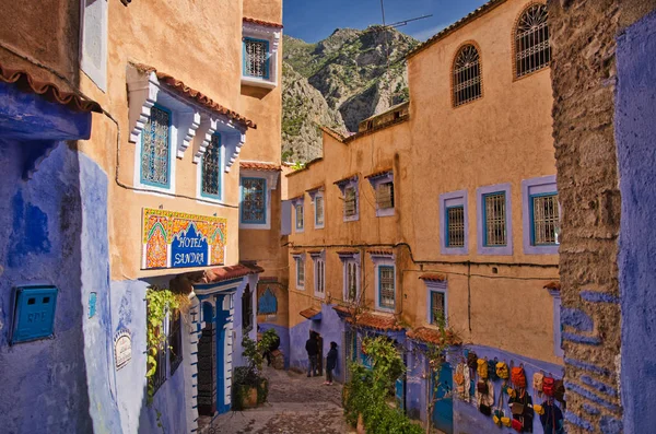 美丽的广场景色 在蓝色城市Chefchaouen 摩洛哥的蓝色明珠 — 图库照片