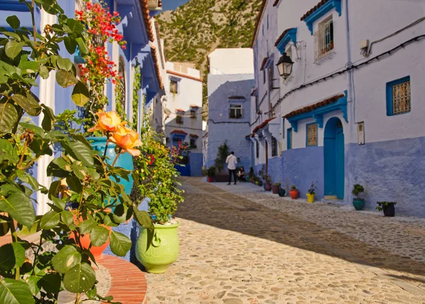 Chefchaouen mavi şehirde meydanın güzel görünümü. Fas mavi inci