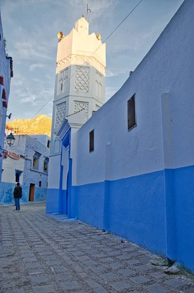 Minarete Una Mezquita Carril Estrecho Entre Casas Azules Medina Chefchaouen — Foto de Stock