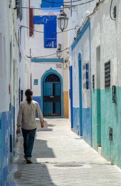 Asilah, Fas 'ta geleneksel beyaz berber evleri. Asilah, Kuzey Fas 'ta bir şehirdir. Asilah 'ın binaları beyazın gölgesinde kalmıştır. 