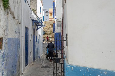 Asilah, Fas 'ta geleneksel beyaz berber evleri. Asilah, Kuzey Fas 'ta bir şehirdir. Asilah 'ın binaları beyazın gölgesinde kalmıştır.  
