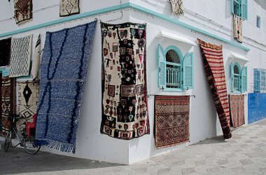 Asilah, Fas 'ta geleneksel beyaz berber evleri. Asilah, Kuzey Fas 'ta bir şehirdir. Asilah 'ın binaları beyazın gölgesinde kalmıştır.  