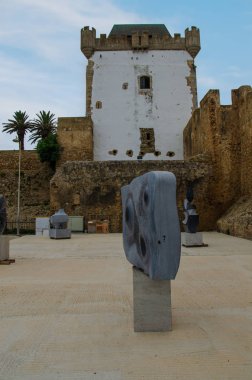 Asilah, Fas 'ta geleneksel beyaz berber evleri. Asilah, Kuzey Fas 'ta bir şehirdir. Asilah 'ın binaları beyazın gölgesinde kalmıştır.  