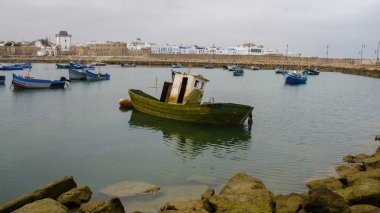 Asilah, Fas 'ta geleneksel beyaz berber evleri. Asilah, Kuzey Fas 'ta bir şehirdir. Asilah 'ın binaları beyazın gölgesinde kalmıştır. 