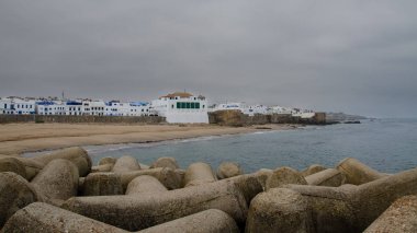 Asilah, Fas 'ta geleneksel beyaz berber evleri. Asilah, Kuzey Fas 'ta bir şehirdir. Asilah 'ın binaları beyazın gölgesinde kalmıştır. 