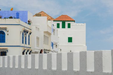 Asilah, Fas 'ta geleneksel beyaz berber evleri. Asilah, Kuzey Fas 'ta bir şehirdir. Asilah 'ın binaları beyazın gölgesinde kalmıştır. 