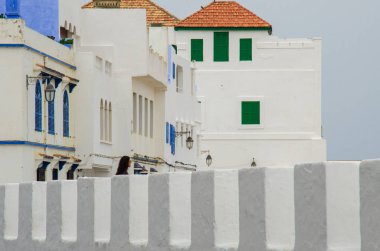 Asilah, Fas 'ta geleneksel beyaz berber evleri. Asilah, Kuzey Fas 'ta bir şehirdir. Asilah 'ın binaları beyazın gölgesinde kalmıştır. 
