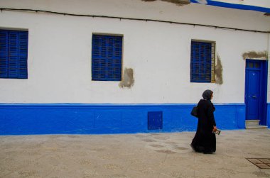 Asilah, Fas 'ta geleneksel beyaz berber evleri. Asilah, Kuzey Fas 'ta bir şehirdir. Asilah 'ın binaları beyazın gölgesinde kalmıştır. 