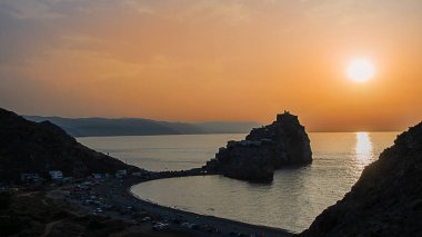 Fas 'ın kuzey kıyısındaki Al Hoceima yakınlarındaki Bades Kalesi' nde çarpıcı bir gün batımı.