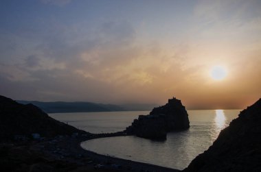Fas 'ın kuzey kıyısındaki Al Hoceima yakınlarındaki Bades Kalesi' nde çarpıcı bir gün batımı.