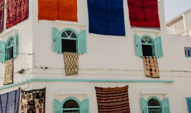 Asilah, Fas 'ta geleneksel beyaz berber evleri. Asilah, Kuzey Fas 'ta yer alan bir şehirdir ve binaları beyazın gölgeleriyle ünlüdür.  