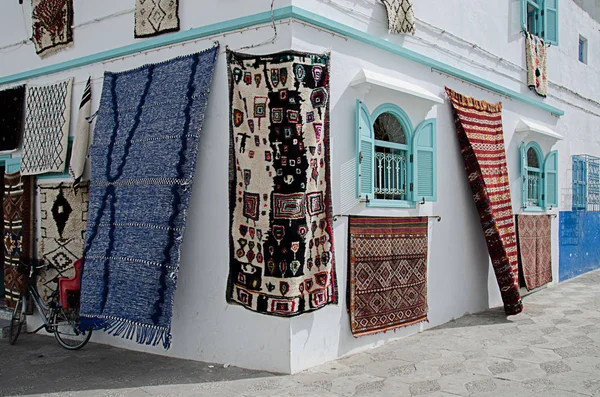 Asilah, Fas 'ta geleneksel beyaz berber evleri. Asilah, Kuzey Fas 'ta bir şehirdir. Asilah 'ın binaları beyazın gölgesinde kalmıştır.  
