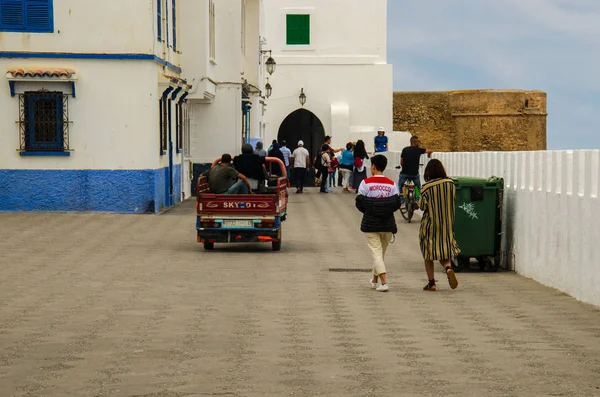 伝統的なホワイト バーバーハウスでアッシラ モロッコ アシラ Asilah はモロッコ北部の都市 アスリーは白の色合いの建物で知られています — ストック写真