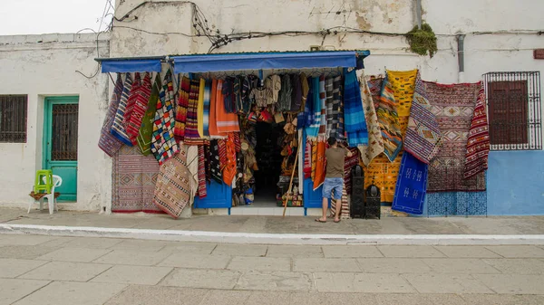 伝統的なホワイト バーバーハウスでアッシラ モロッコ アシラ Asilah はモロッコ北部の都市 アスリーは白の色合いの建物で知られています — ストック写真